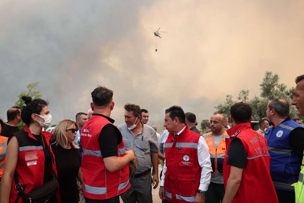 Muğla Büyükşehir Belediyesi Seydikemer Yangınında Tüm Birimleriyle Sahada 2